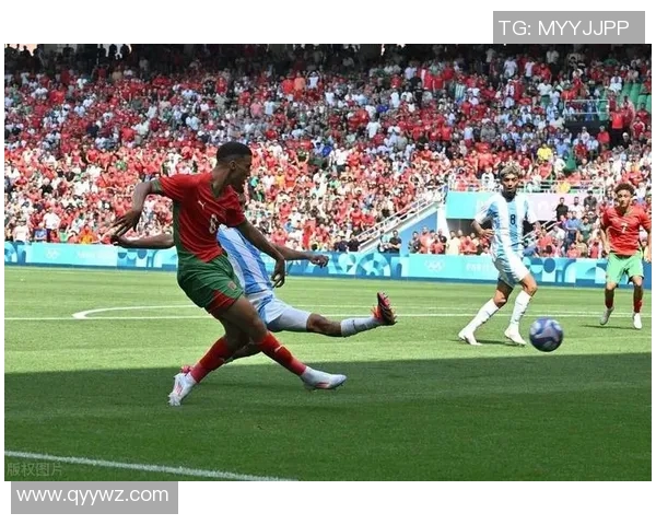 足球明星在比赛中展现出更强的攻击力与致命一击的能力分析